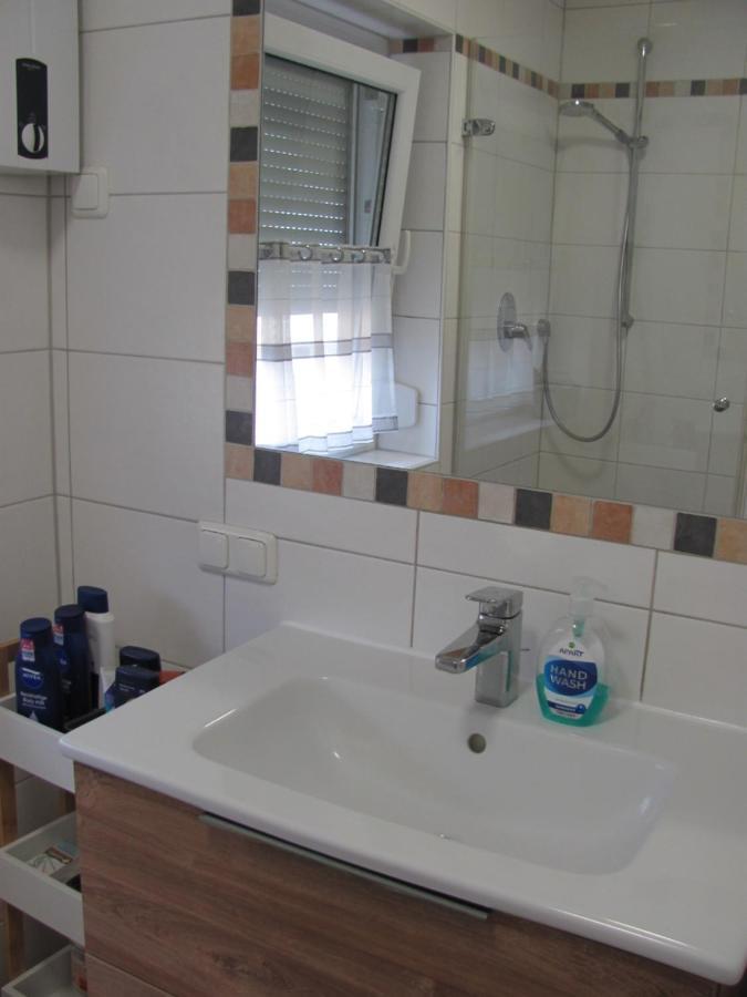 #1Gemuetliches Ruhiges Sonniges Balkonzimmer Mit Gemeinschaftsbad W-Lan Airport Nah Late Night Check In Haus Nr 9,5 Trunkelsberg エクステリア 写真